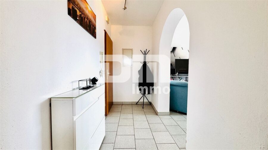 Hochwertiges Drei- bis Vierfamilienhaus in erhobener Ortsrandlage mit Panoramablick - 1.OG Flur / Diele
